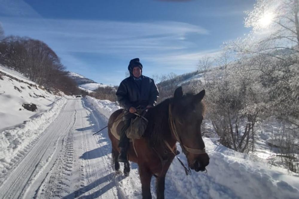 DRAGIŠA NA SEOSKU SLAVU IDE NA KONJU: Kroz zavejana ivanjička sela za njega nema prepreka FOTO