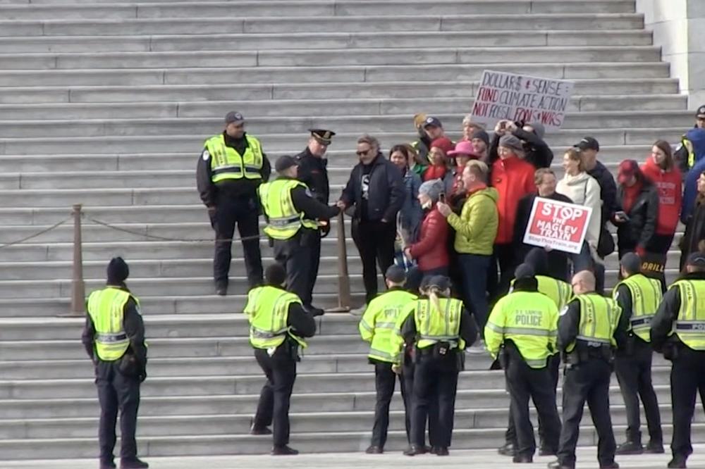 HOAKIN FINIKS I OTAC ČARLIJA ŠINA UHAPŠENI! Čuveni Džouker na protestu PRIZNAO: Jedno ne mogu da PROMENIM!