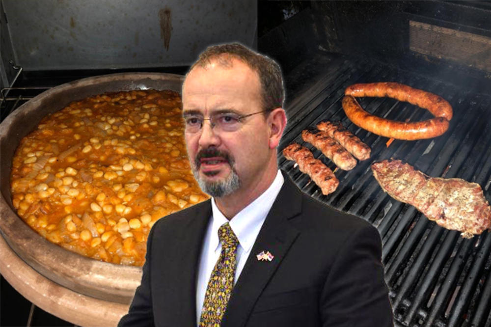 GODFRI KUVA: Američki ambasador zasukao rukave, bacio se na srpsku kuhinju, pa UPUTIO PITANJE SVIMA (FOTO)