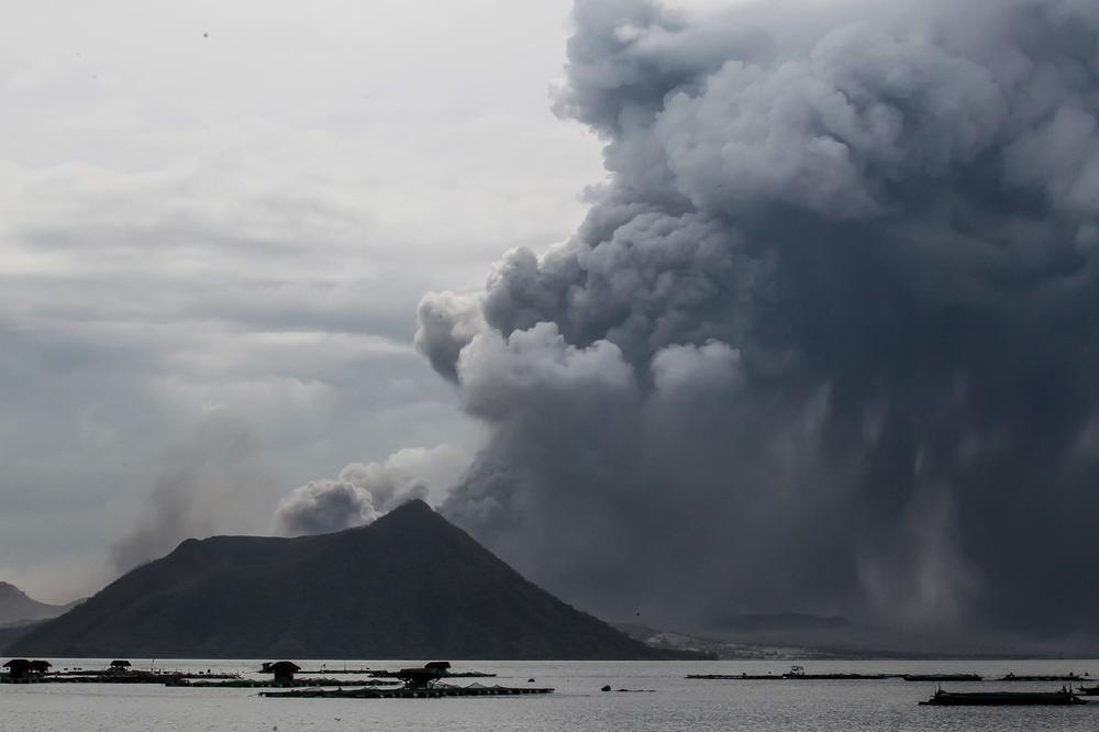 DRAMA NA FILIPINIMA! EVAKUIŠE SE SKORO POLA MILIONA LUDI: Moguća je razorna erupcija vulkana! Taal već izbacuje lavu!