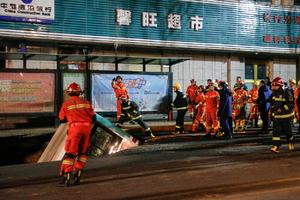 STRAVA I UŽAS U KINI: Otvorila se rupa nasred ulice i progutala autobus! Poginulo šestoro ljudi, 16 povređeno (VIDEO)
