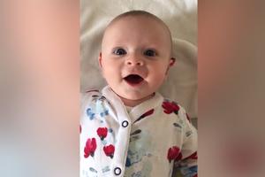 NAJEMOTIVNIJI TRENUTAK! Devojčica koja je rođena gluva prvi put čuje glas svoje mame i ciči od uzbuđenja! (VIDEO)