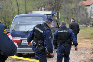 OTAC I SINOVI SEKIROM I BOMBOM NAPALI KOMŠIJE! Testerom im izbušili gume na traktoru, šipkom prebili, a pretili i silovanjem ćerke