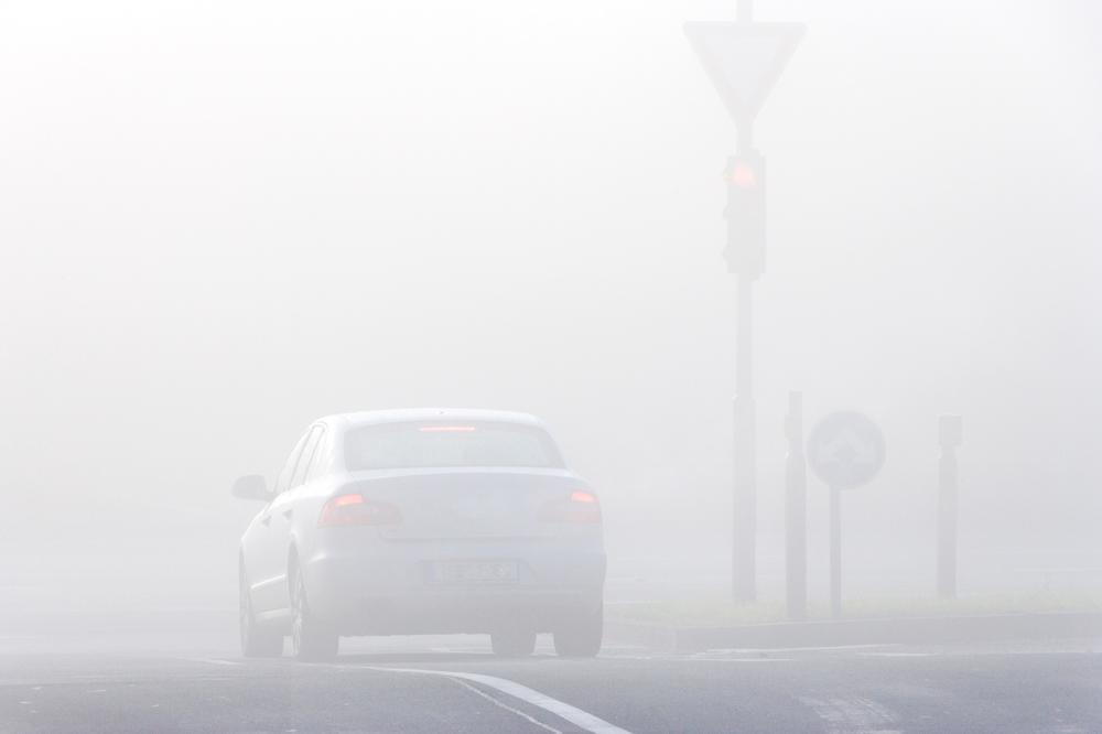 STANJE NA PUTEVIMA: Magla usporava saobraćaj, kamioni na Batrovcima čekaju 3 sata