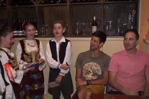 SRPSKA HARMONIKA ODZVANJALA AUSTRALIJOM: Poslušajte kako Novak Đoković peva srpsku starogradsku pesmu (VIDEO)