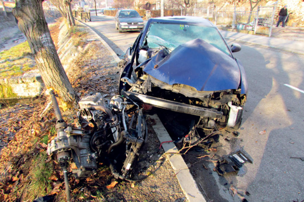TEŠKA SAOBRAĆAJNA NESREĆA U ALEKSANDROVCU: Automobilom udarili u drvo, žena završila u reci