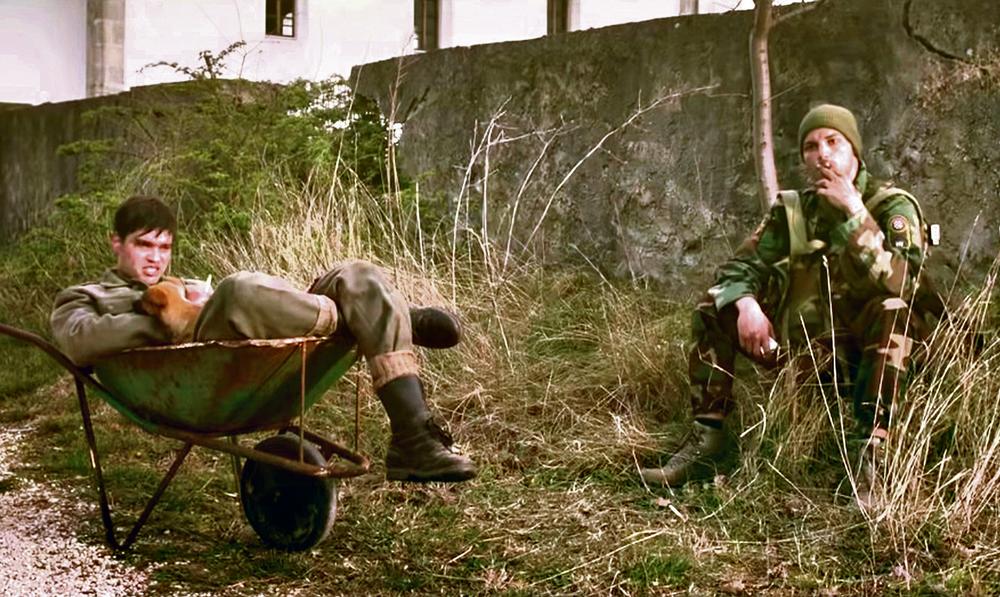 Scena iz filma... Stefan igra vojnika kome Hrvati žele da pomognu