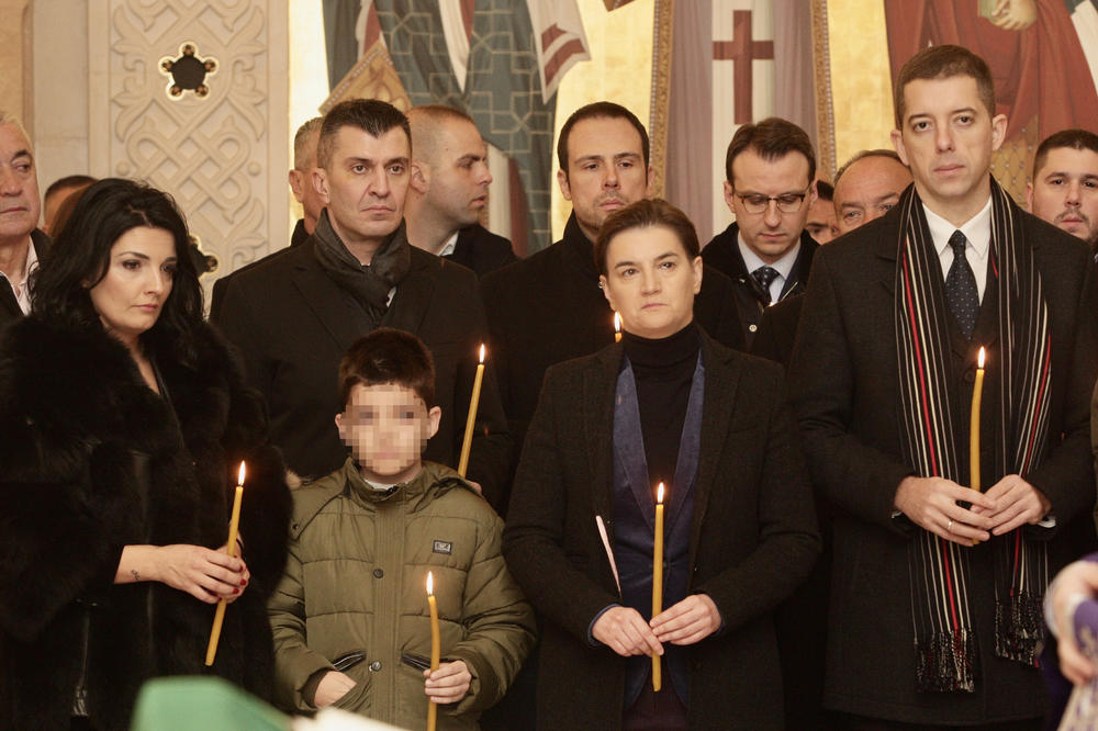 ODRŽAN POMEN OLIVERU IVANOVIĆU: Milena Ivanović sa sinom, premijerka i ministri odali poštu u Hramu Svetog Save FOTO