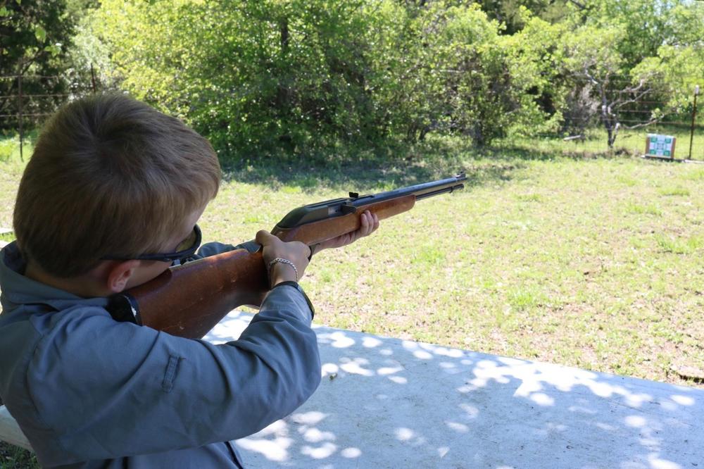 DRAMA KOD VISOKOG U BIH: Dečak se igrao lovačkom puškom, pa slučajno ranio brata!