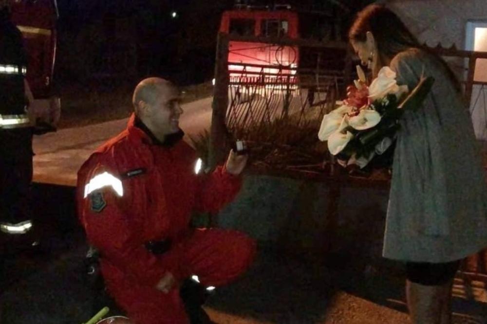 SPEKTAKULARNA PROSIDBA U ARANĐELOVCU: Čula je sirene pa se prepala kad su joj vatrogasna kola stala pred kapiju! ŠOK