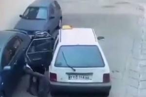 ZBOG BEZOČNOG KRADLJIVCA NEKO ĆE NASTRADATI! Stao nasred ulice, izašao iz auta i pokupio šta mu treba! (VIDEO)
