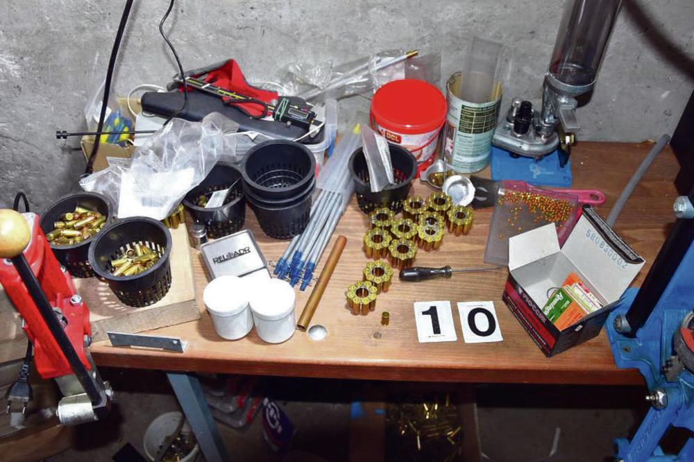 PRETRES U BEOGRADU I PANČEVU: Pronađen arsenal oružja u stanu