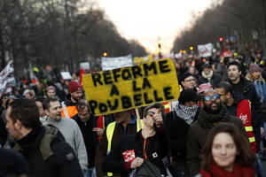 NE DAJU SVOJE PENZIJE: Protesti na ulicama širom Francuske! Izašli advokati, prosvetari, železničari i studenti!