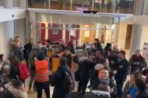 OKRŠAJ NA PROTESTIMA U PARIZU: Demonstranti upali u prostorije sindikata koji podržava sporne penzione reforme (VIDEO)