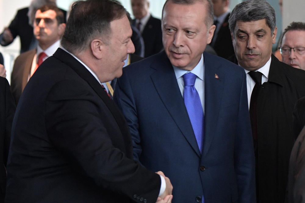 PUKLI PREGOVORI O LIBIJI? Pompeo i Erdogan napustili mirovnu konferenciju u Berlinu (VIDEO)