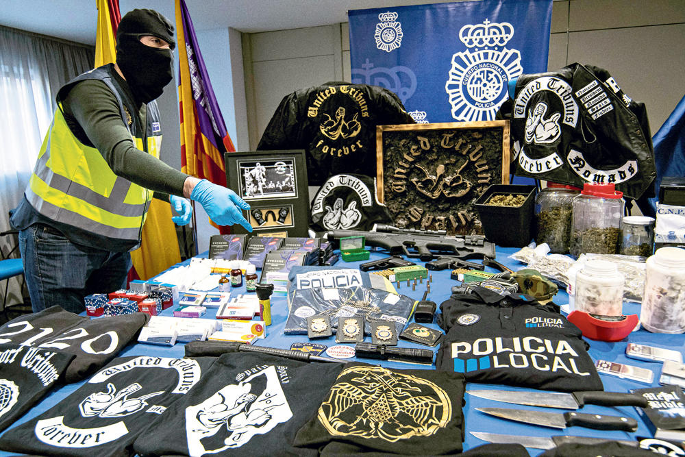 Bogat ulov... Među zaplenjenim  predmetima je i  nekoliko kompleta  policijskih uniformi iz Španije