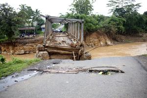 UŽAS U INDONEZIJI: Devetoro ljudi poginulo u rušenju mosta na Sumatri! Utopili se u nabujaloj reci