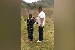 BABA LUDA KAO STRUJA! Želela je da nauči da puca, međutim kad je opalila puška, evo šta joj se dogodilo (VIDEO)