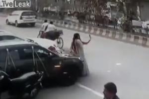 TRAGIČNI SELFI! Dve devojke stale pored puta i slikale se, a onda se dogodilo nešto strašno! (VIDEO)