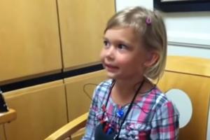 I KAMEN BI ZAPLAKAO! Ovako je reagovala devojčica koja po prvi put čuje svoj glas u životu (VIDEO)