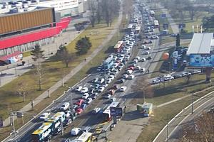 LANČANI KOD UŠĆA: Zbog sudara 3 automobila, saobraćaj usporen ka centru grada FOTO