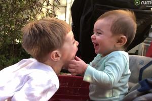 BRATSKA LJUBAV JE NEMERLJIVA! Beba obožava svog starijeg brata, pogledajte šta je uradio i izazvao salvu smeha! (VIDEO)