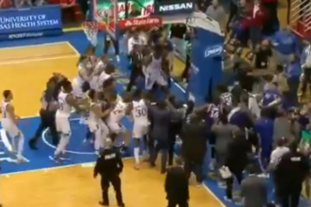 NIJE SE ZNALO KO KOGA BIJE: Pogledajte brutalnu tučnjavu na meču NCAA lige (VIDEO)