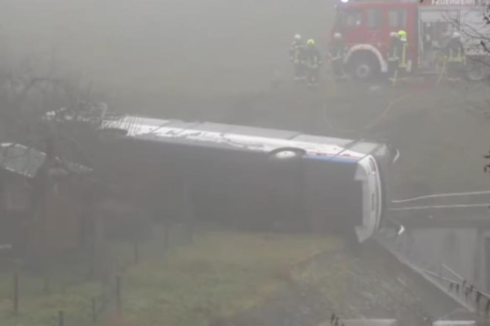 TUGA! POGINULI NA PUTU DO ŠKOLE: Školski autobus sleteo s puta u Nemačkoj! Stradalo dvoje dece, 20 povređeno! (VIDEO)