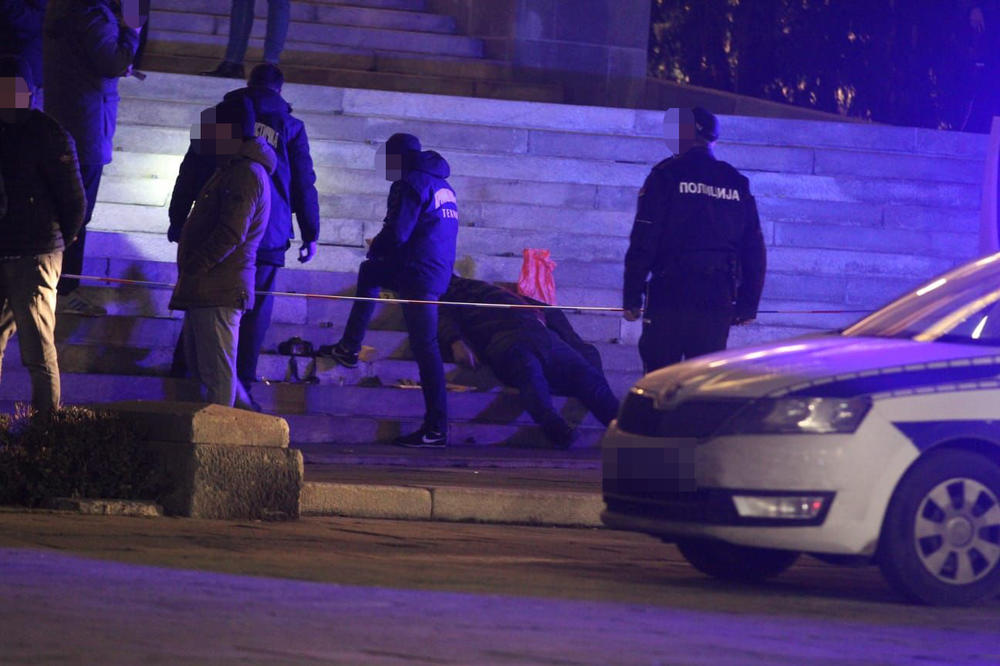 HOROR ISPRED SKUPŠTINE SRBIJE: Čovek pucao sebi u glavu na stepeništu ispred zgrade parlamenta! (VIDEO, FOTO)