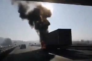 BUKTINJA NA AUTO-PUTU ZA NIŠ: Slavko snimio kako gori kamion kod Vrčina (VIDEO)