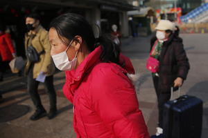 NOVI CRNI BILANS VIRUSA KORONA: Umrlo 56 ljudi, više od 2.000 zaraženo! Uvedene nove mere zaštite u Kini (FOTO)