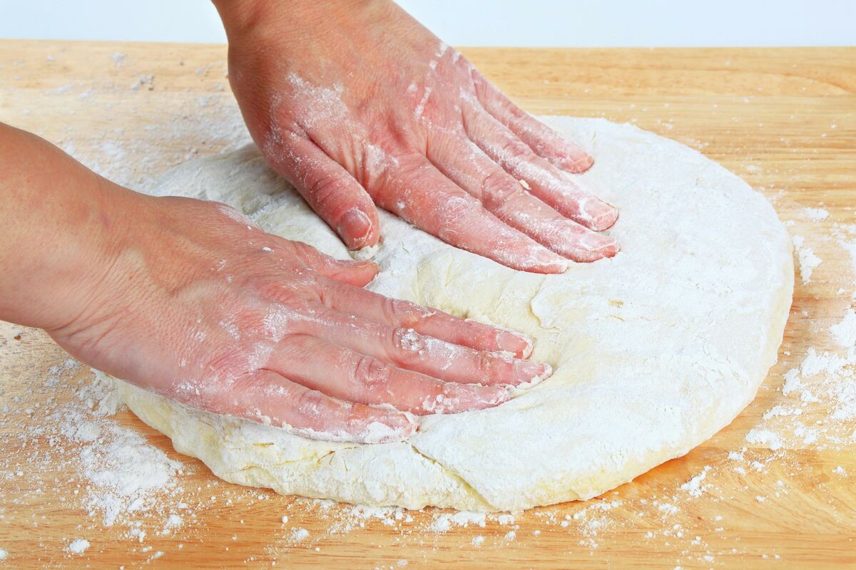 Тесто фуд фото. Усталый повар лепит тесто картинка. Dough hands pizza. Как люди догадались сделать тесто. Можно есть сырое тесто
