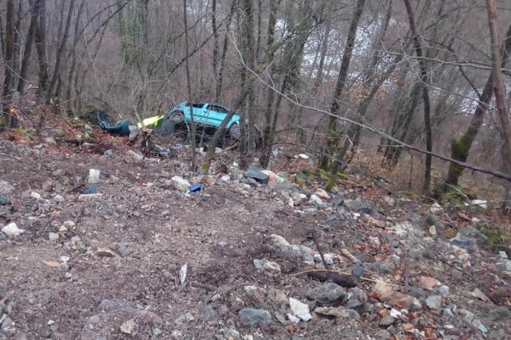 JEDVA IZVUKLI ŽIVU GLAVU: Kod Sarajeva automobil sleteo u provaliju, gorska služba spasla povređene