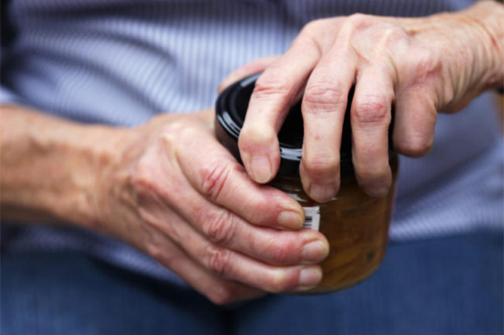 PROMENA VREMENA: Ovo je recept protiv bolova u rukama izazvanim artritisom!