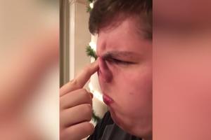 NIJE ZA OSETLJIVE! Kad vidite šta dečko može da uradi sa svojim nosem, zgrozićete se, ali i vi odmah pokušati! (VIDEO)