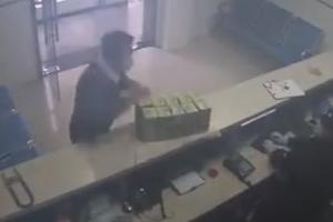 OVAJ KINEZ JE SVE ODUŠEVIO: Ušetao u policijsku stanicu u Vuhanu i uradio nešto zbog čega su mu salutirali! (VIDEO)