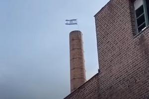 GNUSNA PROVOKACIJA U LAJPCIGU: Izraelsku zastavu stavili na dimnjak napuštene fabrike (VIDEO)