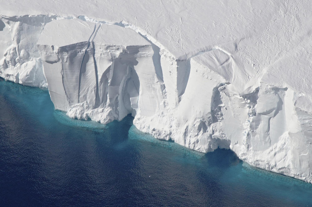 ŠTA JE OVO USRED LEDA? Misteriozna kocka isplivala na Antarktiku, niko ne zna da li je vanzemaljska letelica! (VIDEO)