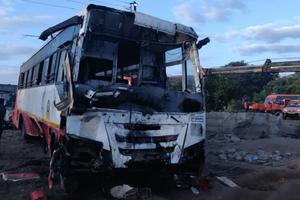 STRAVIČNA NESREĆA U INDIJI: Sudarili se autobus i kamion! Poginulo najmanje 14 ljudi, 35 povređeno (VIDEO)