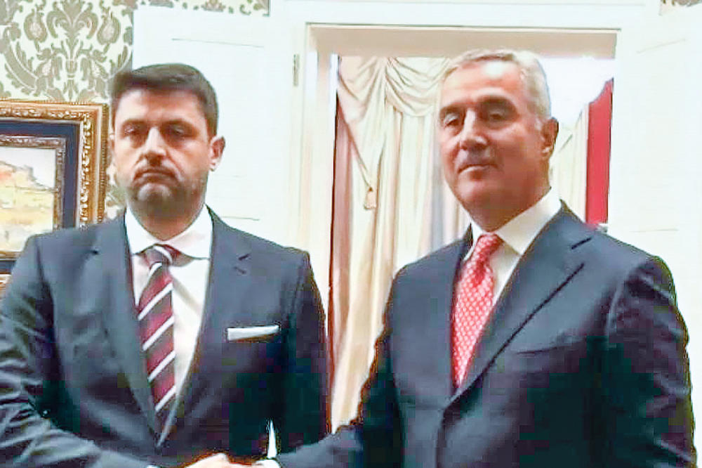IZNENAĐENJE ZA ĐUKANOVIĆA: Vladimir Božović s trobojkom na kravati