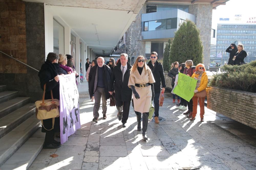 ŠOU NA SUĐENJU JUTKI! Marijin advokat: Tražim veštačenje njegovih seksualnih devijacija! Jeličić: SRAM VAS BILO! (FOTO)