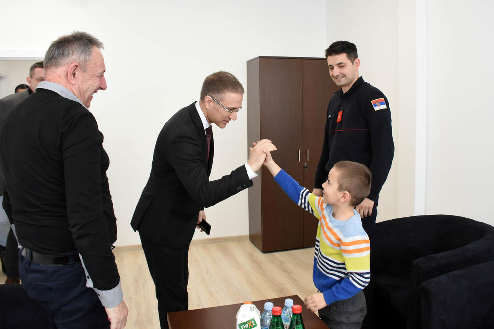 MINISTAR U POSETI JOVIĆIMA: Stefanovićev susret sa dve generacije vatrogasaca