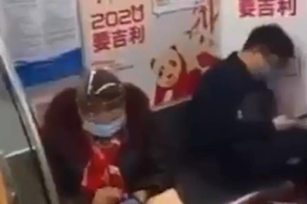 NOSE PLASTIČNE FLAŠE NA GLAVI, UMOTALI SE U KESE: Ovako se Kinezi štite od koronavirusa (FOTO, VIDEO)