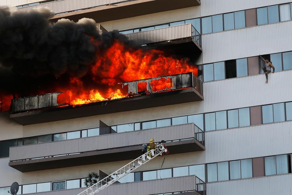 UŽAS U LOS ANĐELESU: Zapalio se stan na 6. spratu! Vatra je kuljala na sve strane, ljudi iskakali da se spasu! (VIDEO)