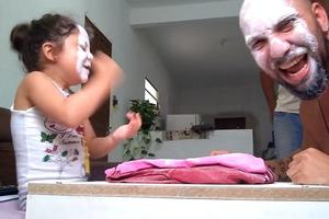 PAPIR, KAMEN...BELE FACE! Ćerka i tata izmenili čuvenu igru i LUDO SE ZABAVILI! (VIDEO)
