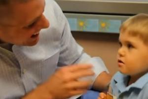 OVAJ DEČAK JE HEROJ DANA! Rodio se gluv, a sada je prvi put u životu čuo zvuk i oduševio se (VIDEO)