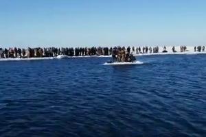 NEVEROVATNE SCENE IZ SIBIRA: 600 ribara bilo zaglavljeno na santi leda, spasavanje trajalo 7 sati! (VIDEO)