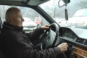 FANĐO IZ IVANJICE! TIKOMIRU JE 93 AL’ JOŠ GAZI MEČKU: On je najstariji vozač u Srbiji! (FOTO, VIDEO)