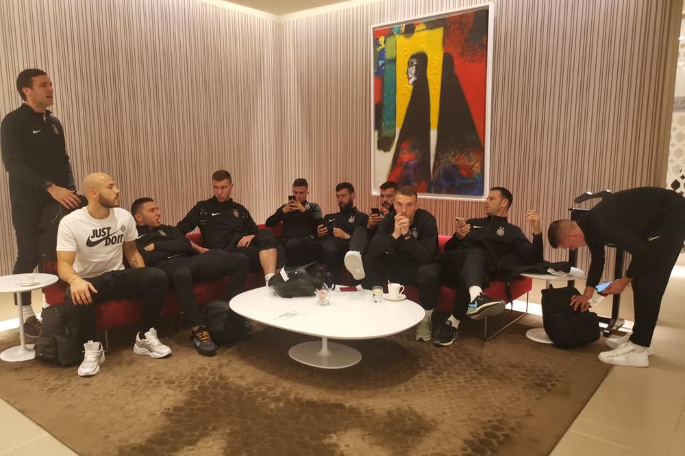 CRNO-BELA EKSPEDICIJA U DOHI: Fudbaleri Partizana doputovali u Katar! FOTO