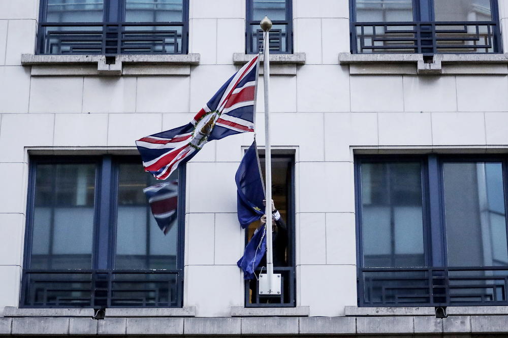 BRITANCI VEĆ OTKAČILI EU: Ovako je izgledalo skidanje zastave Unije sa britanskog predstavništva u Briselu (FOTO)